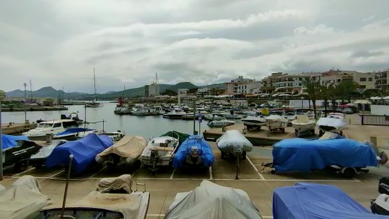 마요르카의 칼라 라차다 항구에 있는 배와 보트가 없습니다.