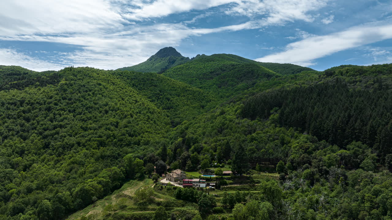 몬테세니 산의 숲의 그림자를 던지는 구름 풍경, 공중 드론 전망