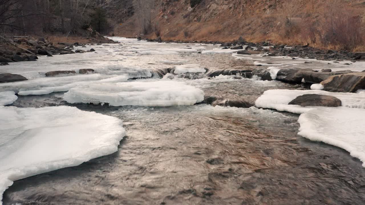 볼더와 네덜란드 콜로라도 근처 지역의 얼어붙은 수역의 공중 전망