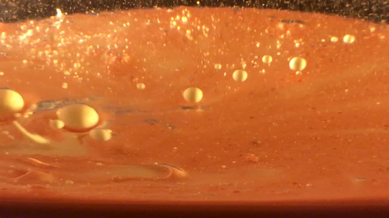 휘젓는 오일과 빠른 루프 및 거품과 잔해 낙진이 있는 스우시가 있는 4k 우주 생성