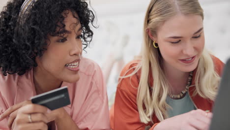 tarjeta de crédito, amigos y mujeres con computadora portátil