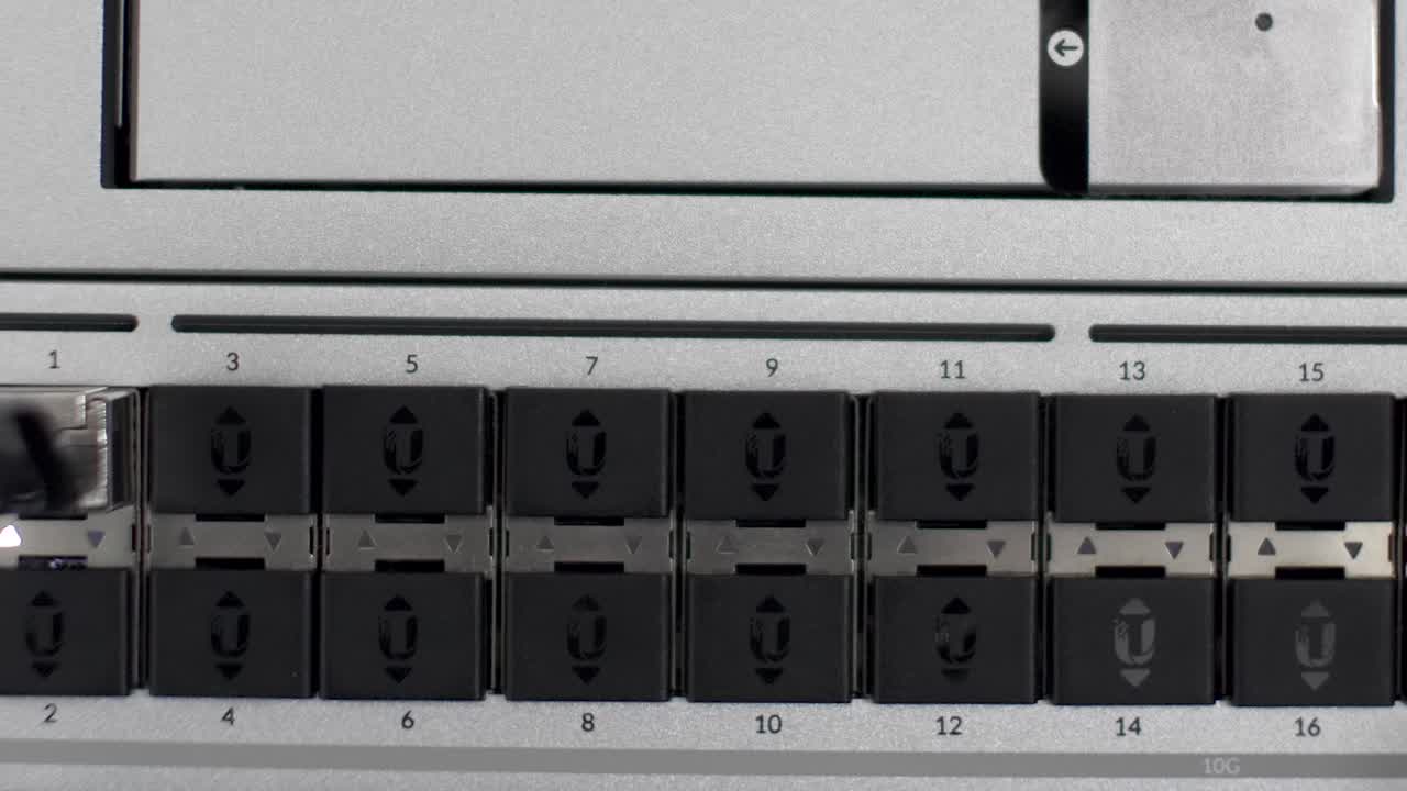 dolly vista destra attraverso la vista delle porte vuote sul rack del server