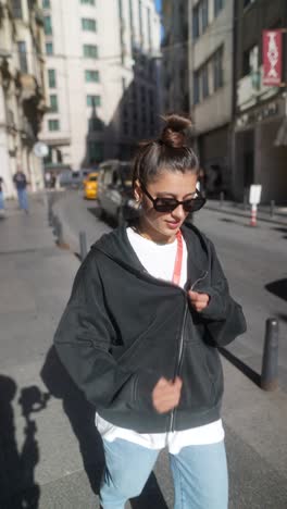 mujer elegante en un entorno urbano