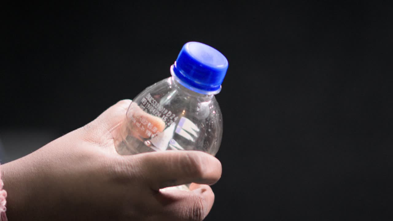 음료 병을 열고 근접으로 볼 수 있습니다.