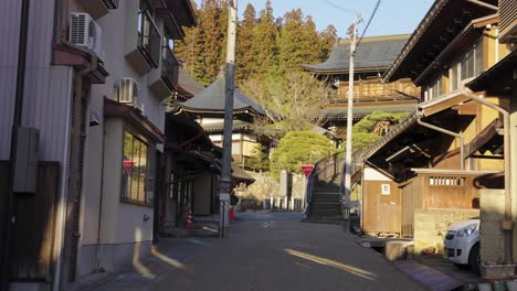 Sonnenuntergang-über-Dem-Japanischen-Viertel-In-Takayama,-Tempel-Im-Hintergrund