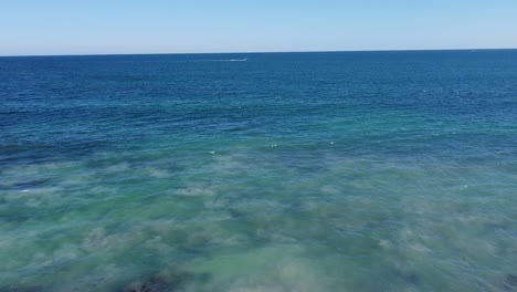 las tranquilas aguas azules del océano índico frente a las costas de australia, aero