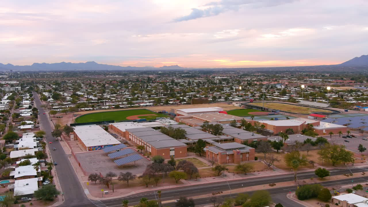 imágenes de drones de tucson, arizona, con campos deportivos en primer plano