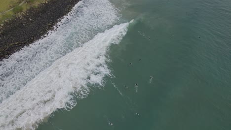 Gezeitenwellen-Beim-Surfen-Rollen-über-Burleigh-Heads-Rock-Pools-In-Burleigh-Heads,-Gold-Coast,-Australien