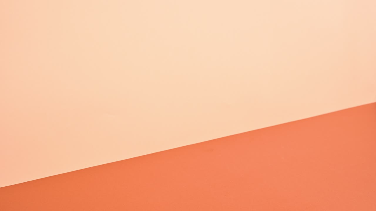 libro de portada dura vintage aparecen en el tema naranja profundo y brillante y abierto. parada de movimiento plana