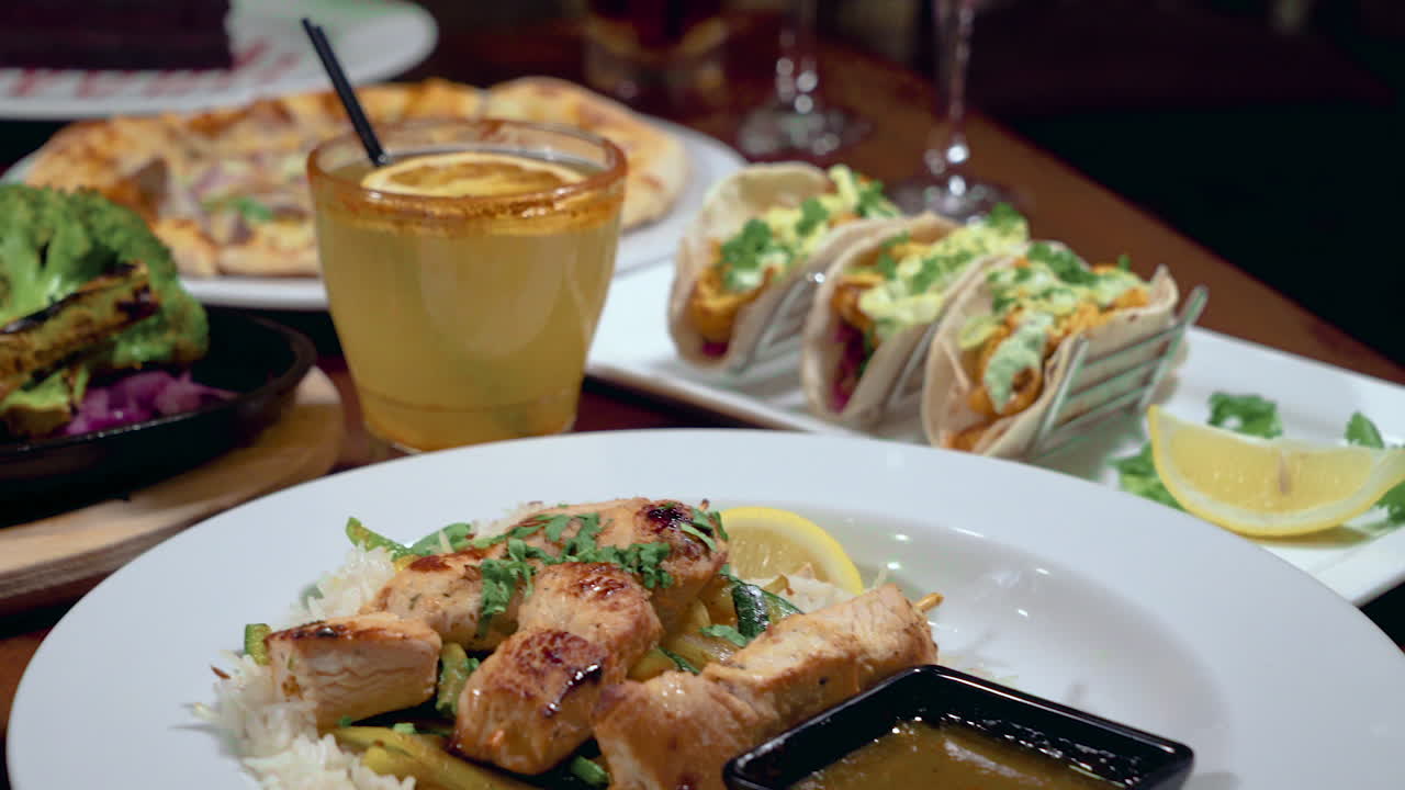 다양한 음식으로 가득 찬 레스토랑 테이블 탑, 슬라이더 슬로우 모션 클로즈업 hd