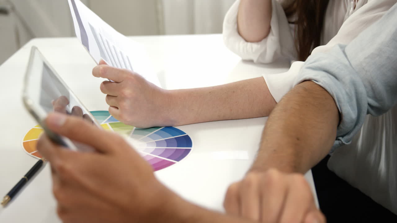 hombre de negocios y mujer trabajando en una computadora portátil
