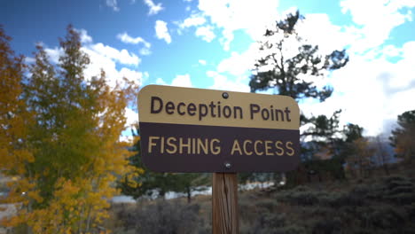 punto de engaño, señal de acceso a la pesca a bordo por lagos gemelos, colorado usa a principios de otoño