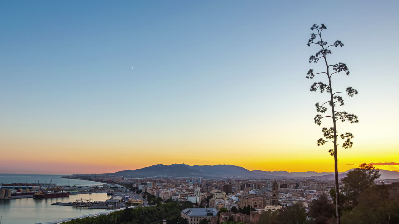 일몰에 말라가의 타임 스 포트 (일과 밤의 전환, 스페인)