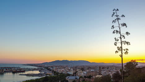 Puerto-De-Lapso-De-Tiempo-De-Málaga-Al-Atardecer-Transición-De-Día-A-Noche,-España