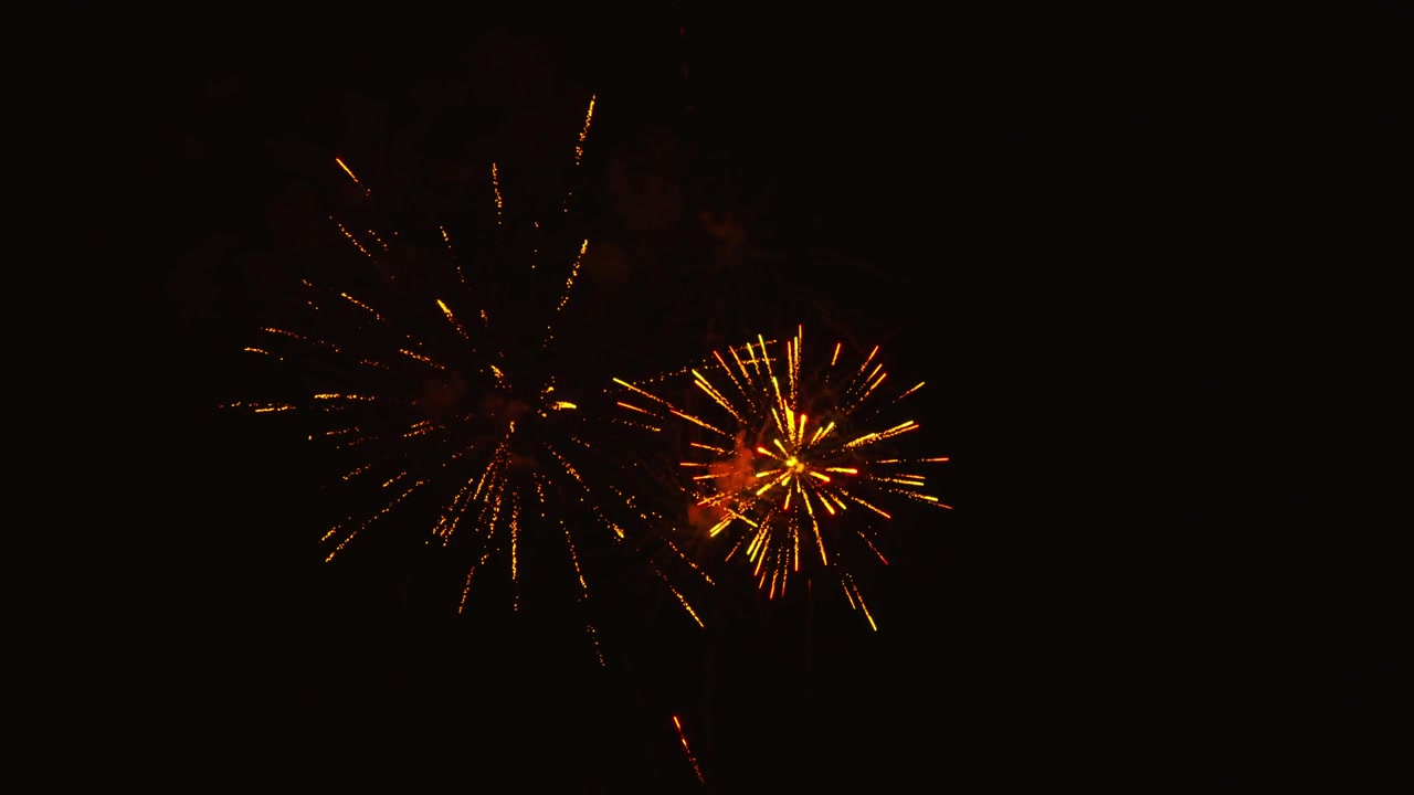 Fuochi d'artificio dorati e luminosi che esplodono nel cielo notturno