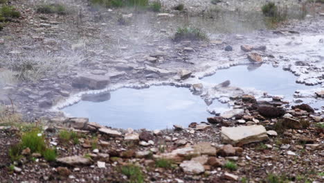 Vapor-Que-Sale-De-Las-Aguas-Termales-Islandesas