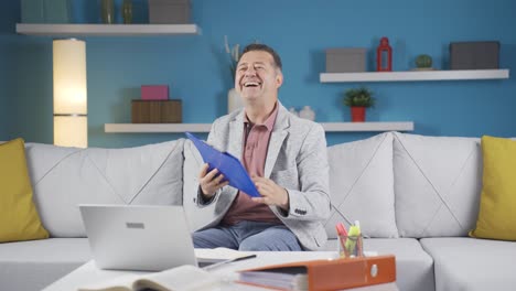가정 사무직 노동자 남자가 서류 파일을 보고 있습니다.