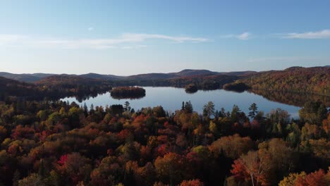 Vista-Aérea-Del-Impresionante-Lago-Del-Bosque-De-Montañas-Durante-Un-Día-Soleado-En-Laurentides-Québec-Canadá