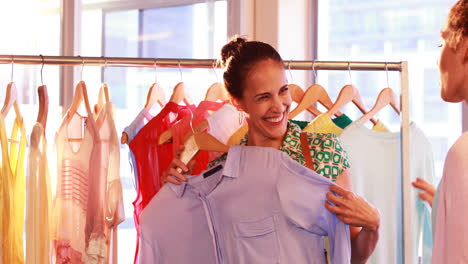 amigas eligiendo un vestido.