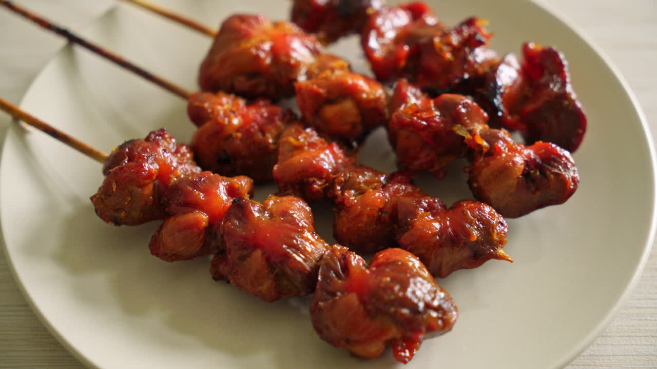brocheta de molleja de pollo a la parrilla yakitori servido al estilo izakaya - estilo de comida asiática