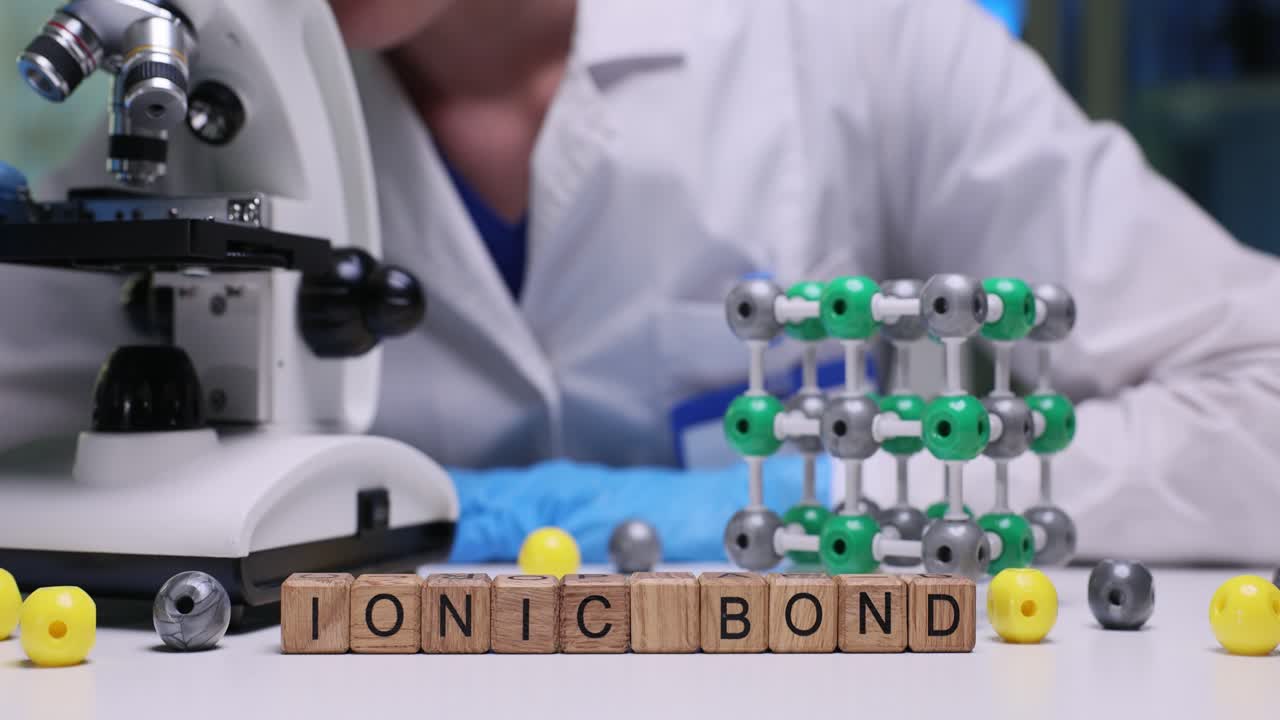 Testo legame ionico con atomi e modello di struttura molecolare in laboratorio