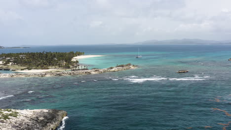 Antena---Hermosa-Vista-De-Cayo-Lobos-En-Fajardo,-Puerto-Rico,-Amplia-Toma-Inversa