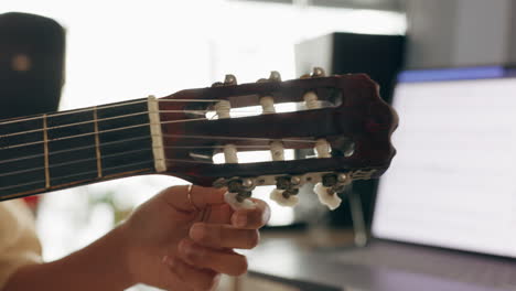 Afinación-De-Guitarra,-Músico-Negro-Y-Artista-Musical