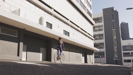 Frau-Mit-Gemischter-Rasse-Fährt-Fahrrad-Auf-Der-Straße