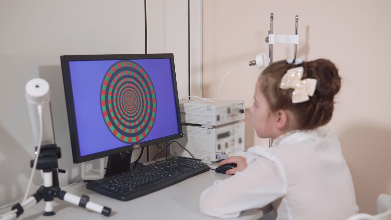 niño sometido a una prueba de visión