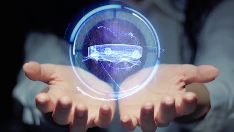 las manos femeninas muestran el holograma de la aspiradora robótica.