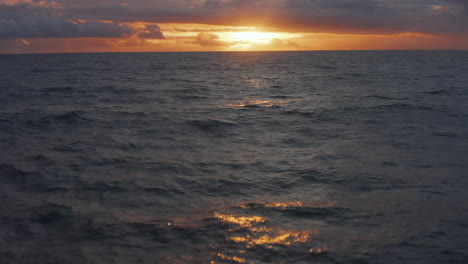 Tiro-Crepuscular-De-La-Puesta-De-Sol-Dorada-En-El-Océano.-Toma-Aérea-De-La-Hermosa-Puesta-De-Sol-Naranja-En-El-Mar-Azul-Profundo