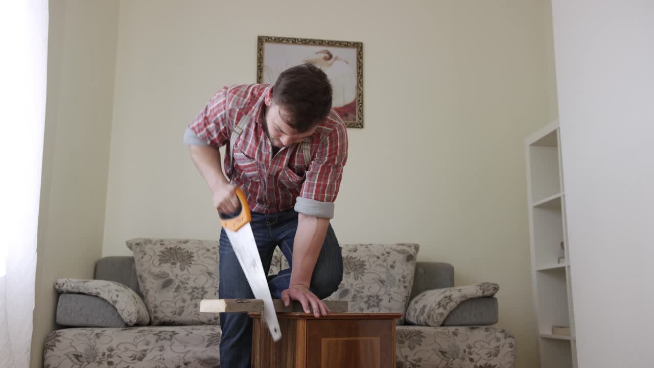 hombre reparando una pieza de muebles