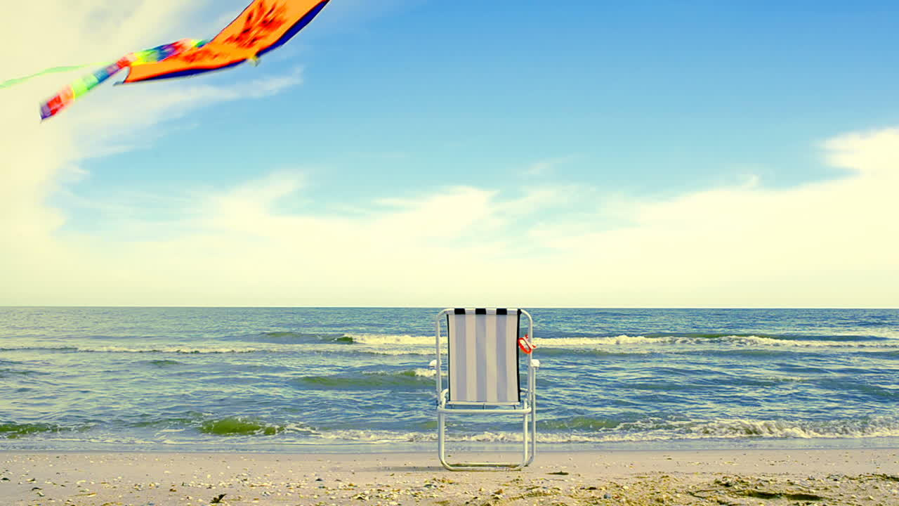 Solseng på stranden, havet og en drage. Sommertid ved strandkanten