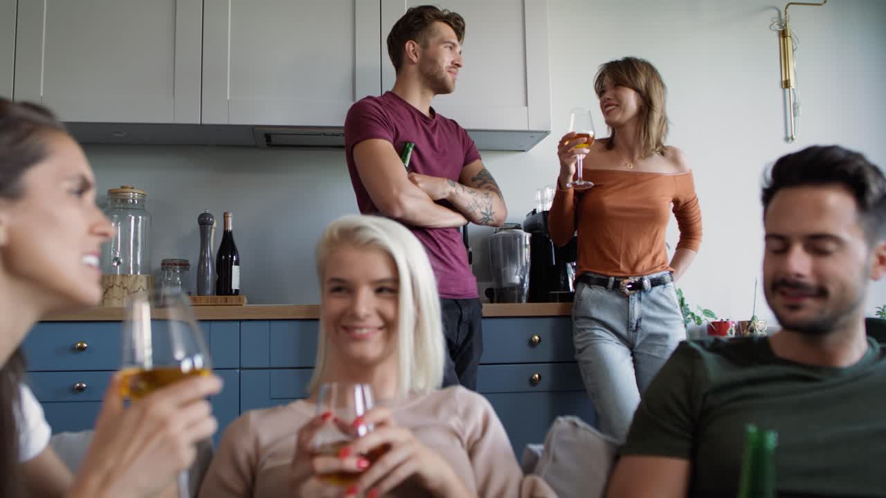 Vennegruppe mødes til hjemmefest