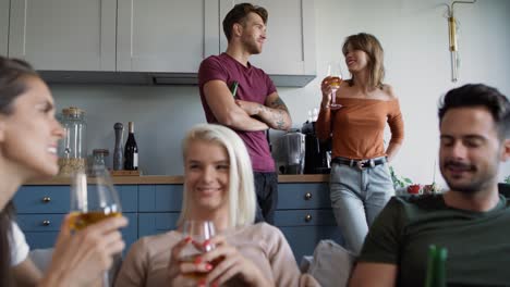 un grupo de amigos se reúnen en una fiesta en casa