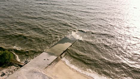 vista aérea de la costa sucia problema del mar medio ambiente