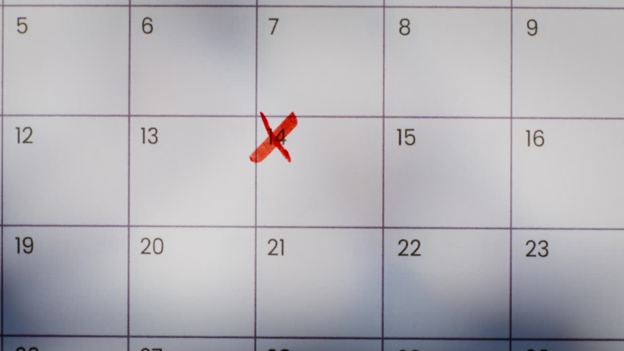 marcando una fecha en un calendario