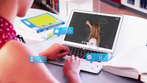 Animation-Von-Mediensymbolen-über-Einer-Kaukasischen-Frau,-Die-Einen-Laptop-Videoanruf-Mit-Einem-Lehrer-Führt