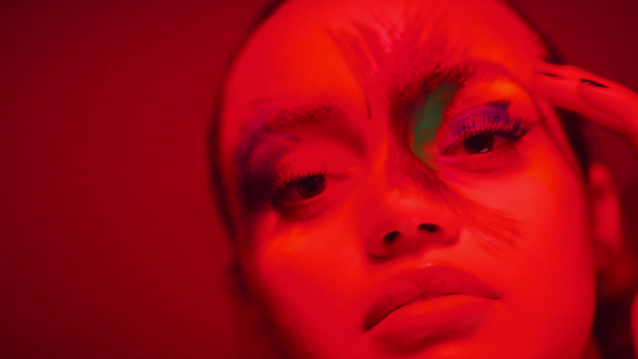 retratos en primer plano con maquillaje vibrante