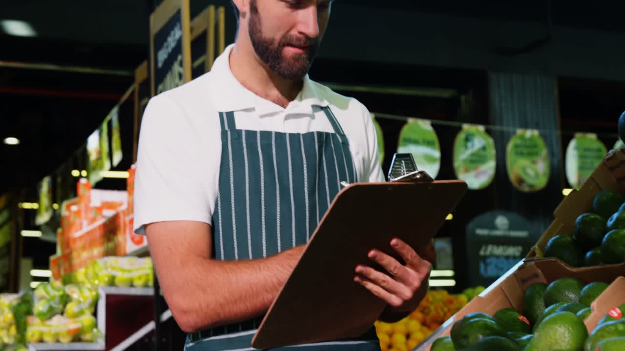personal masculino que mantiene registros de frutas