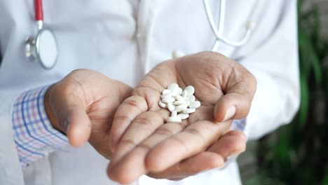 el médico con las pastillas.