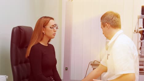 consulta con un oftalmólogo. equipo médico. coreometría. examen de un ophthalmologist profesional