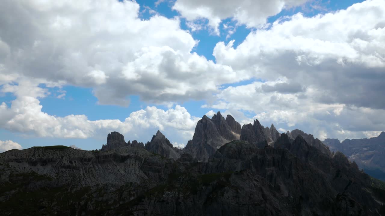 Timelapse Parco Naturale Tre Cime nelle Dolomiti. Splendida natura d'Italia