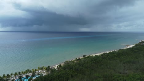 Luftaufnahme-Eines-Karibischen-Strandes-In-Cozumel-In-Mexiko-Mit-Bewölktem-Himmel