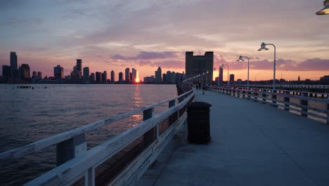 Pier-25-In-Manhattan,-Kamerafahrt-Bei-Sonnenuntergang-Mit-Reflexion-In-Gebäuden