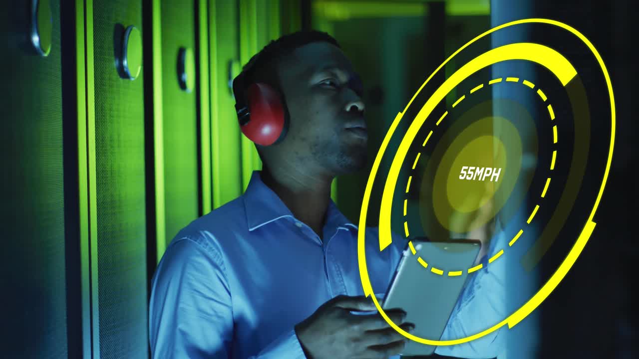 animación del indicador de velocidad sobre un hombre afroamericano ingeniero de ti por servidores informáticos