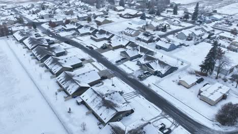 Vista-Aérea-De-La-Nieve-Que-Cubre-Un-Barrio-Rural-En-Spokane,-Washington