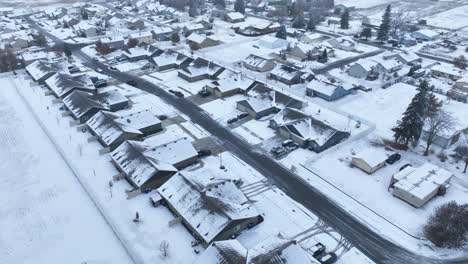 vista aérea de la nieve que cubre un barrio rural en spokane, washington