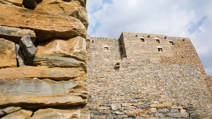 Tomada de revelação de majestosa construção antiga de pedra na Arábia Saudita.