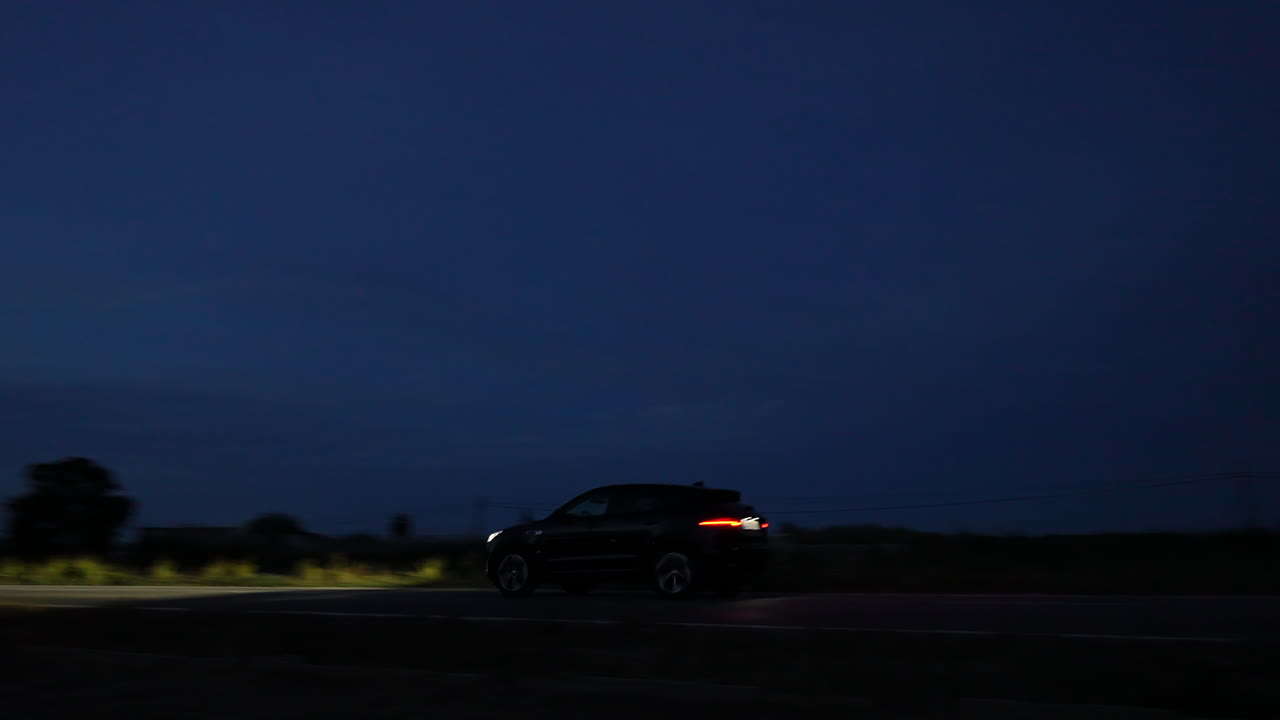 밤의 도로 장면